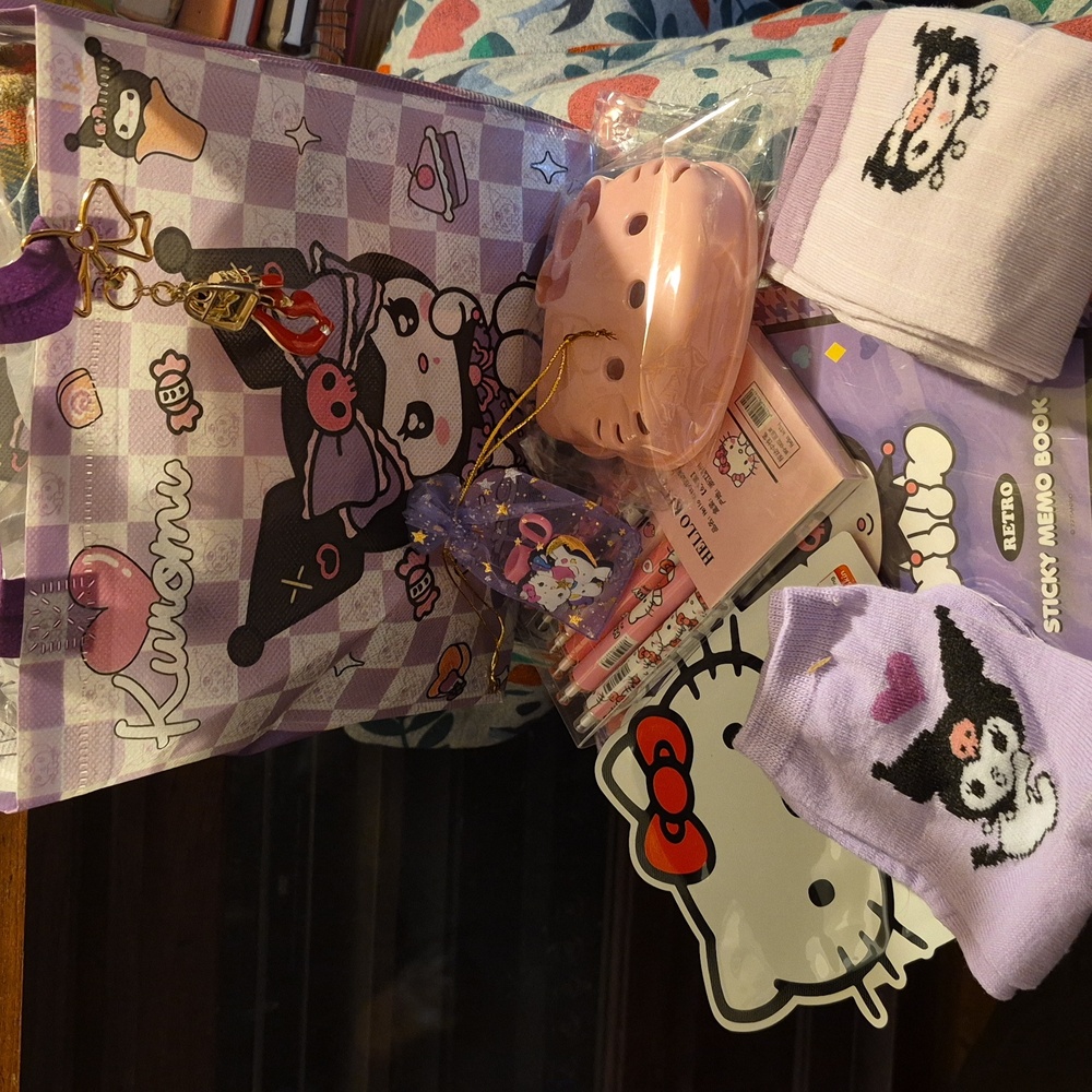 NWT 🖤⚘️ SANRIO 🎀 HK & KUROMI ⚘️🖤 9+ pc 🎁 GIFT BUNDLE 🧁 $50 R!